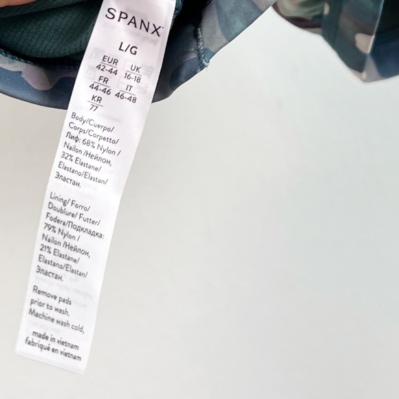 NWT Spanx Printed Low Impact Sports Bra in Blue Pink Camo - Picture 5 of 7